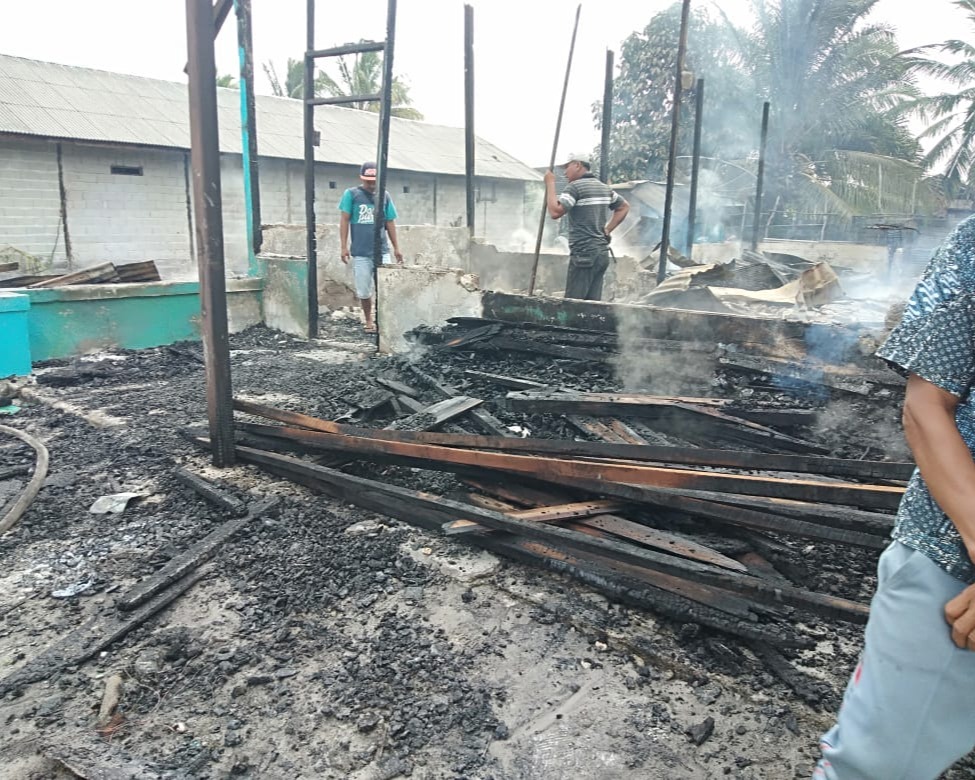 Kebakaran hebat di Desa Pasir Panjang, satu warung, dua rumah dan tiga sepeda motor Ludes di Lalap Jago Merah
