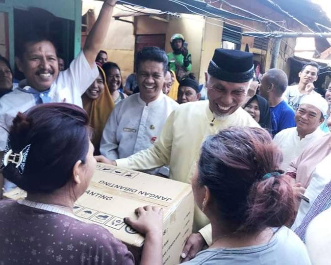 Enam Ruko Blok A Pasar Raya Padang Terbakar, Walikota Padang Serahkan Bantuan