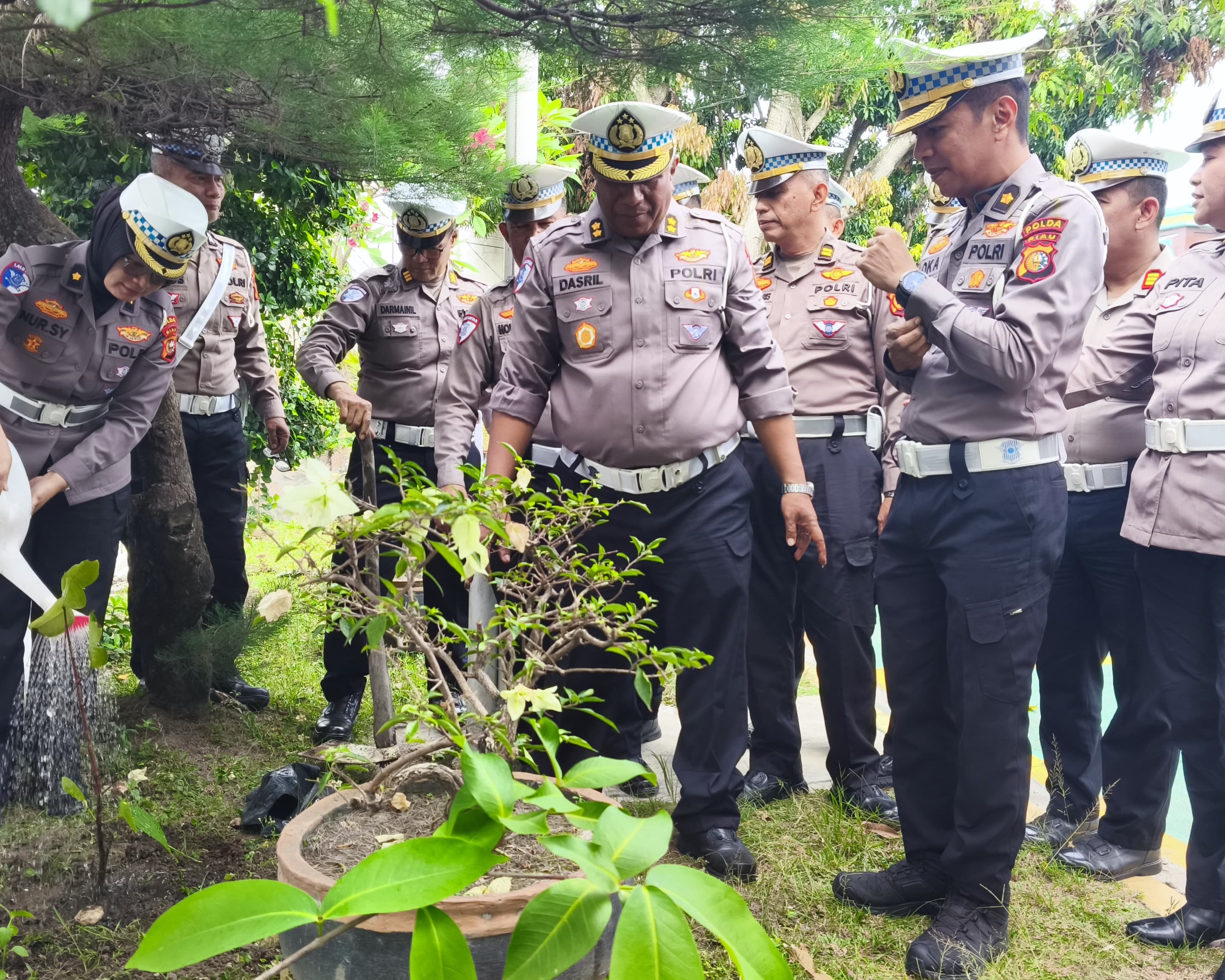 Hijaukan Lingkungan, Ditlantas Polda Riau Gelorakan Semangat Green Policing Lewat Aksi Tanam Pohon Di Mako