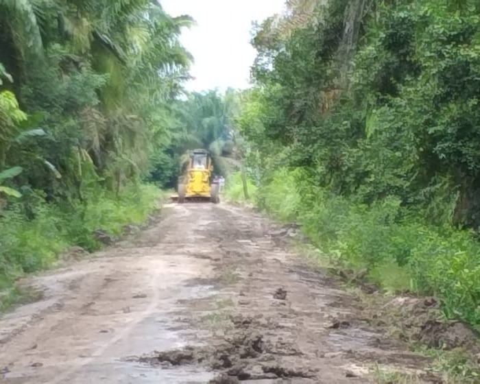 Dua Unit Alat Berat Diturunkan Untuk Sasaran Satu Pengerasan Gang Rahmad Kelurahan Tebing Tinggi Okura Dalam Pelaksanaan TMMD Ke 108 Kodim 0301/Pekanbaru