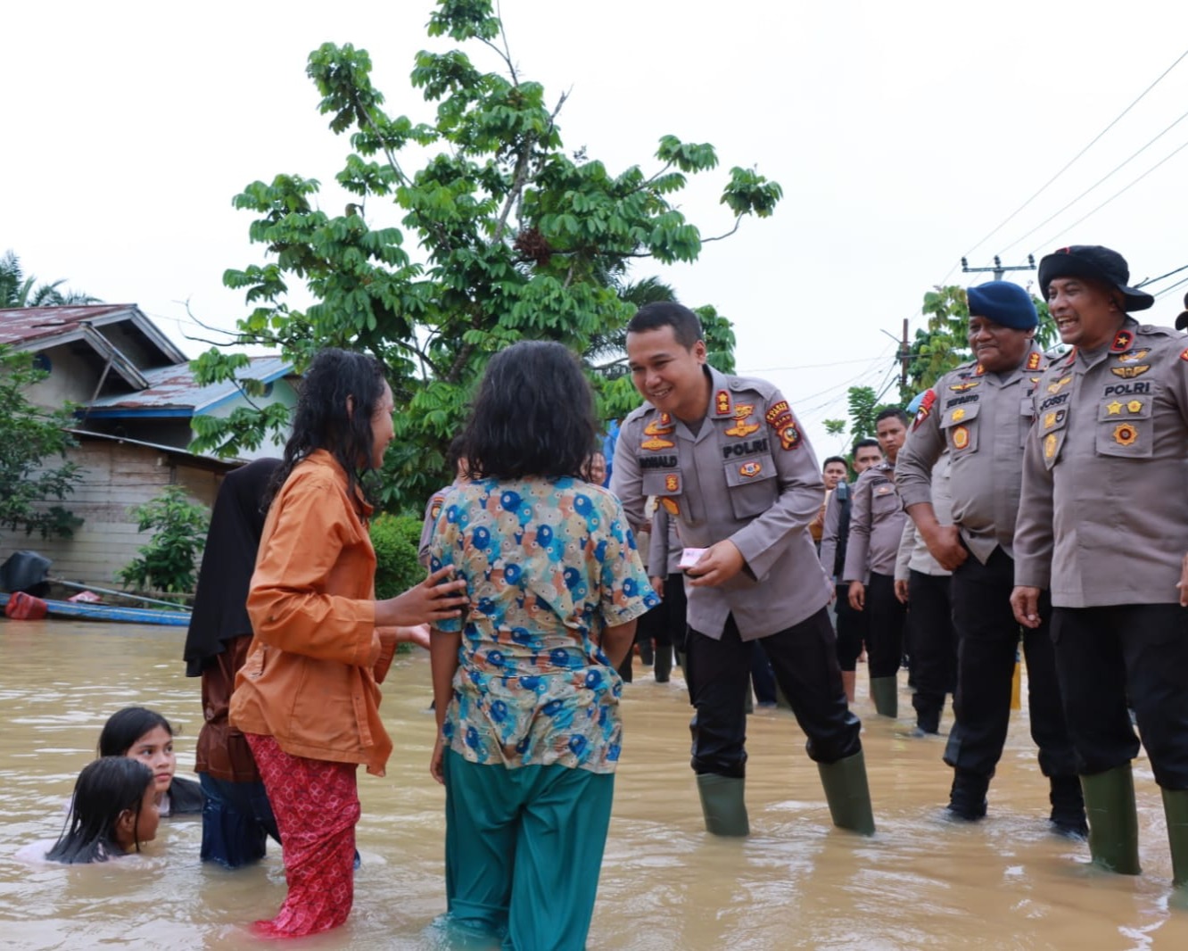 Wakapolda Riau Tinjau Langsung Lokasi Banjir di Gunung Sahilan Kabupaten Kampar, Salurkan Bantuan Sembako dan Layanan Kesehatan