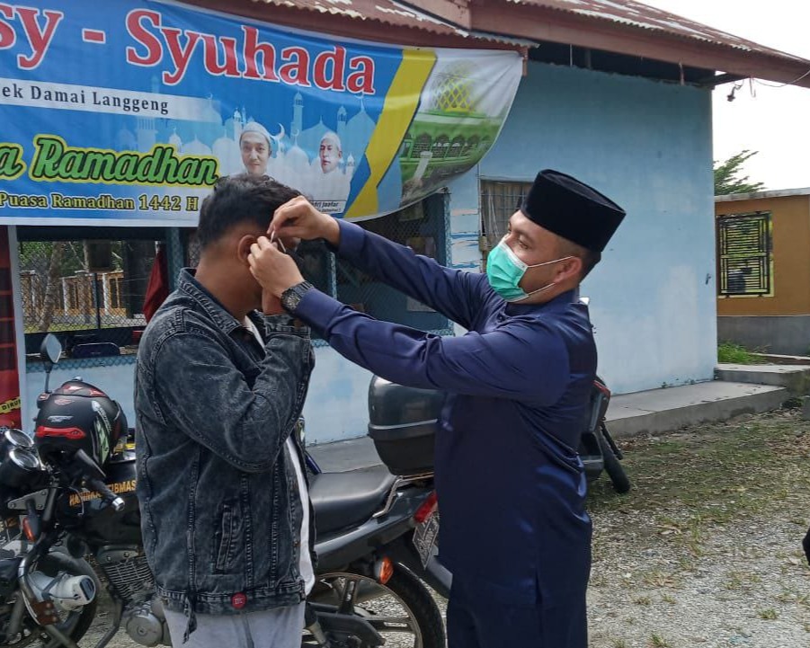 Babinsa Kodim 0301/PBR Bersama Tiga Pilar Laksanakan Monitoring Posko PPKM Berskala Mikro dan Bagikan Masker di Kelurahan Sidomulyo Barat