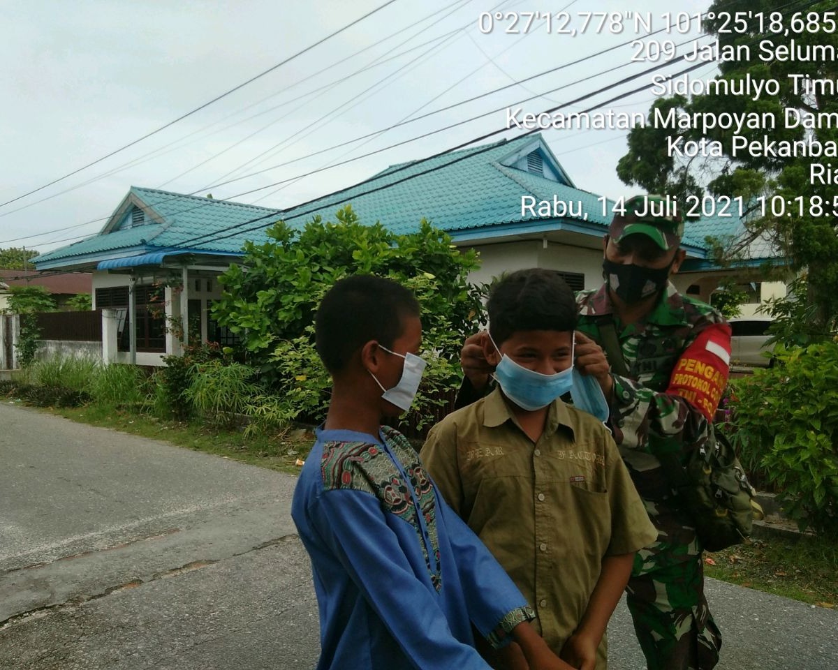 Babinsa Kodim 0301/PBR Laksanakan Kegiatan PPKM Bagikan Masker Gratis di Kelurahan Sidomulyo Timur