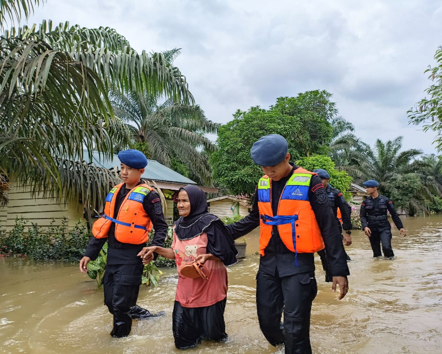 Tim SAR Batalyon C Pelopor Satuan Brimob Polda Riau Bantu Evakuasi Warga Terdampak Banjir di Desa Penyaguan