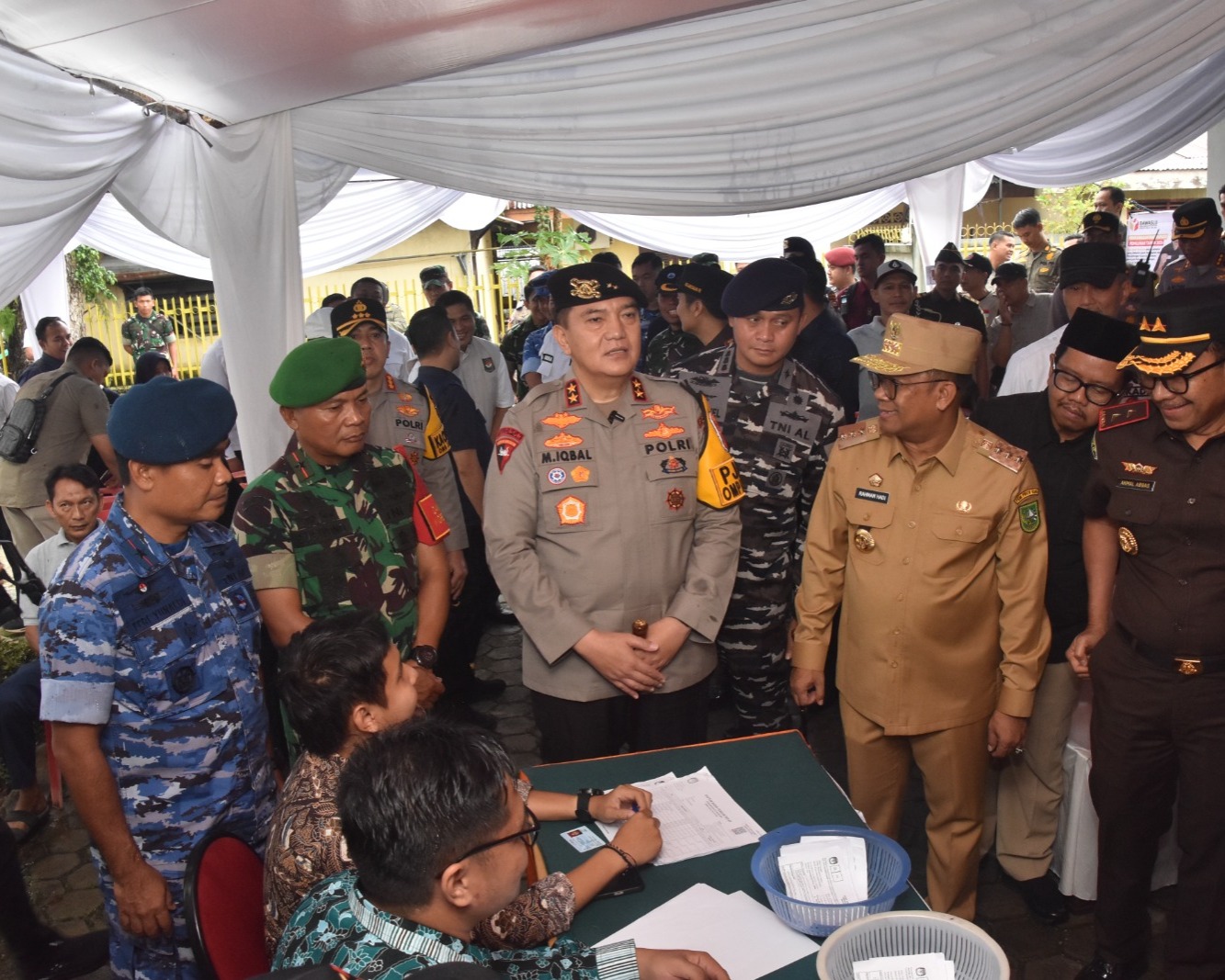 Danrem 031/WB Bersama Pj. Gubernur dan Forkopimda Provinsi Riau Tinjau TPS Pelaksanaan Pilkada Serentak