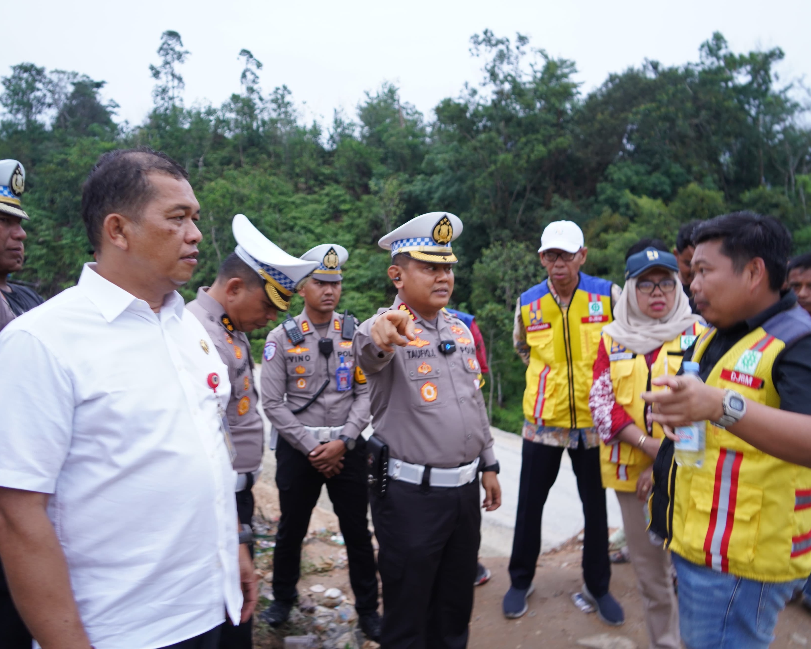 Dirlantas Polda Riau dan Istansi Terkait Tinjau Langsung Jalan Lintas Riau - Sumbar Yang Longsor