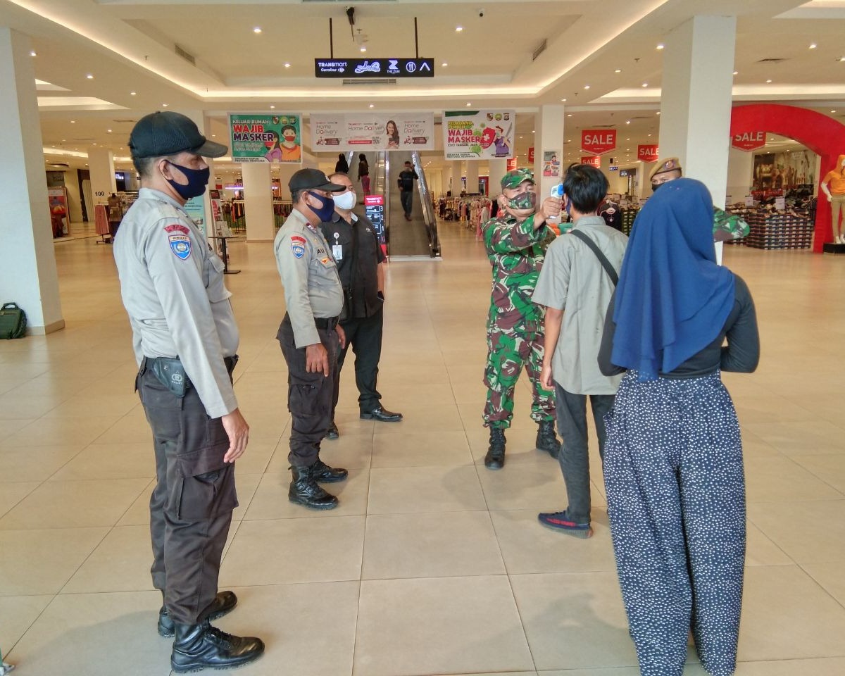 Babinsa Kodim 0301/PBR Bersama Bhabinkamtibmas Laksanakan Himbauan Protokol Kesehatan di Pusat Pembelanjaan