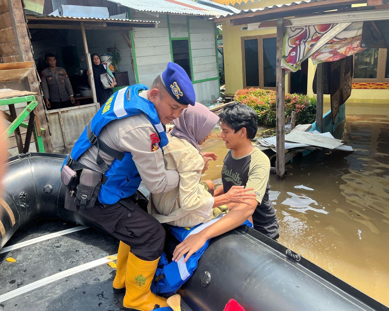 Tim Sar Ditpolairud Polda Riau Evakuasi Warga Terdampak Banjir