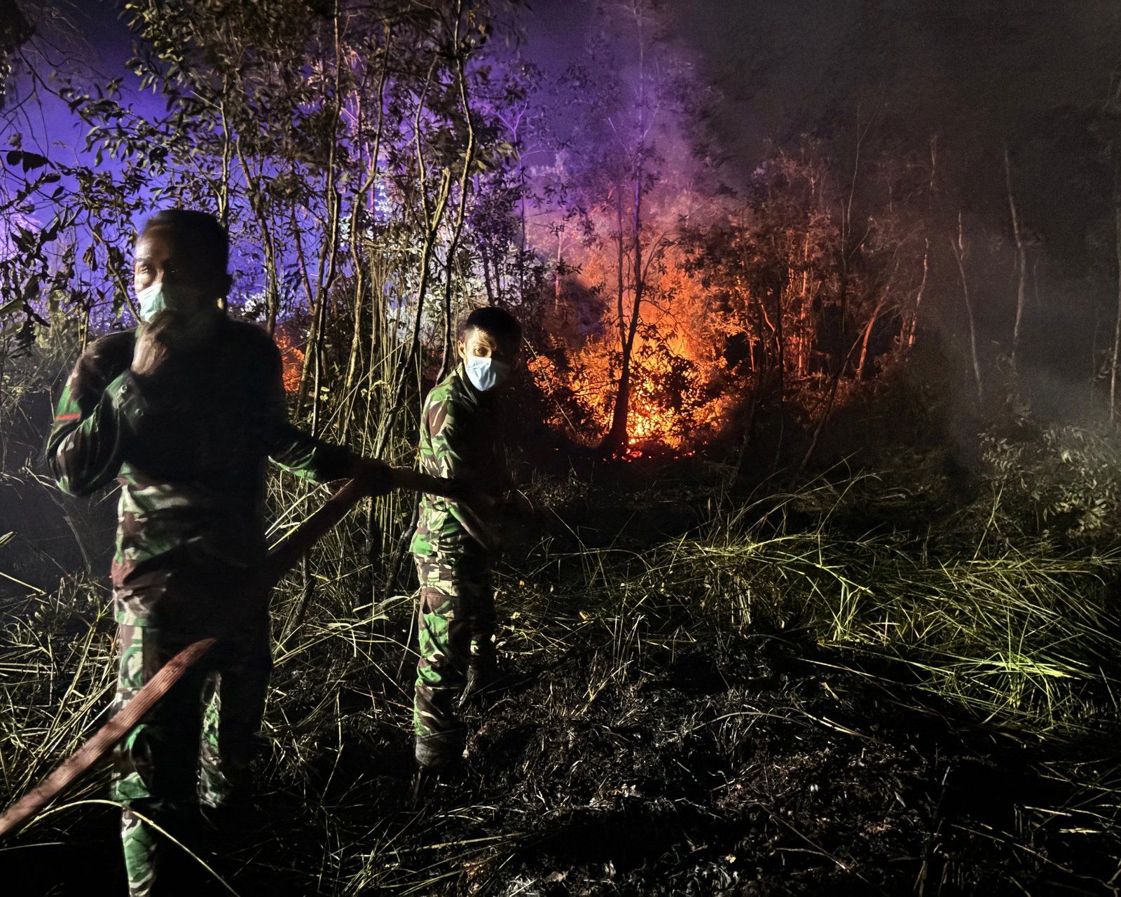 Tanpa Kenal Lelah, Personel Lanud SMH Jajaran Kodau I, Padamkan Karhutla