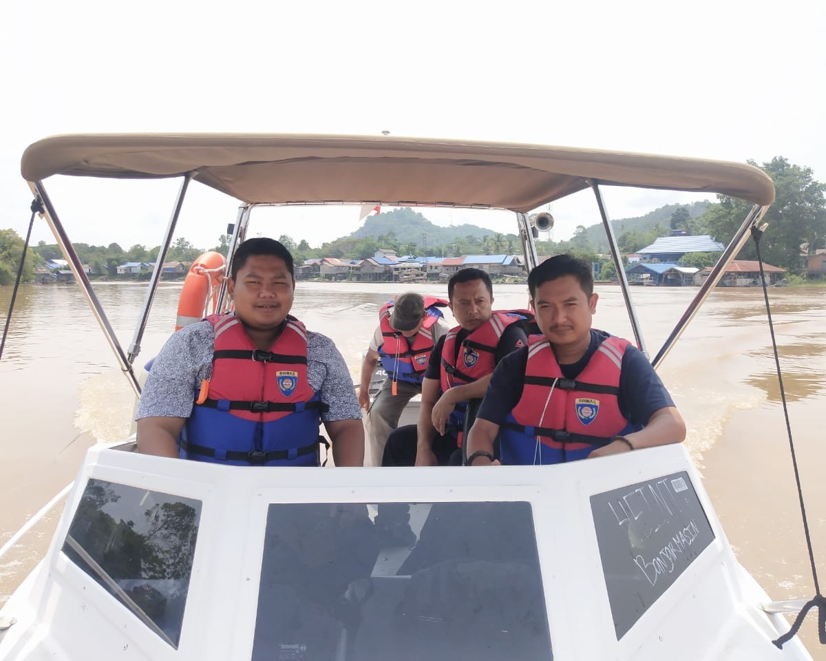 Kapolsek Bukit Batu Laksanakan Patroli dan Sapa Masyarakat Yang Beraktivitas di Sungai Rungan