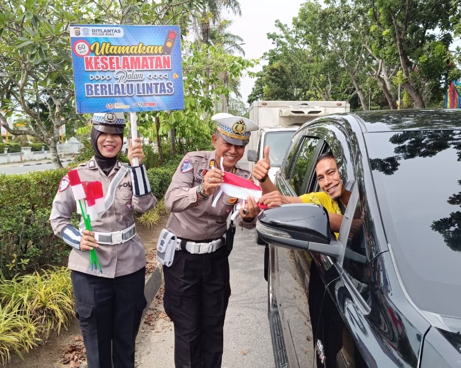 Polantas Menyapa, Subdit Kamsel Ditlantas Polda Riau Tebar Semangat Merah Putih Kepada Pengendara