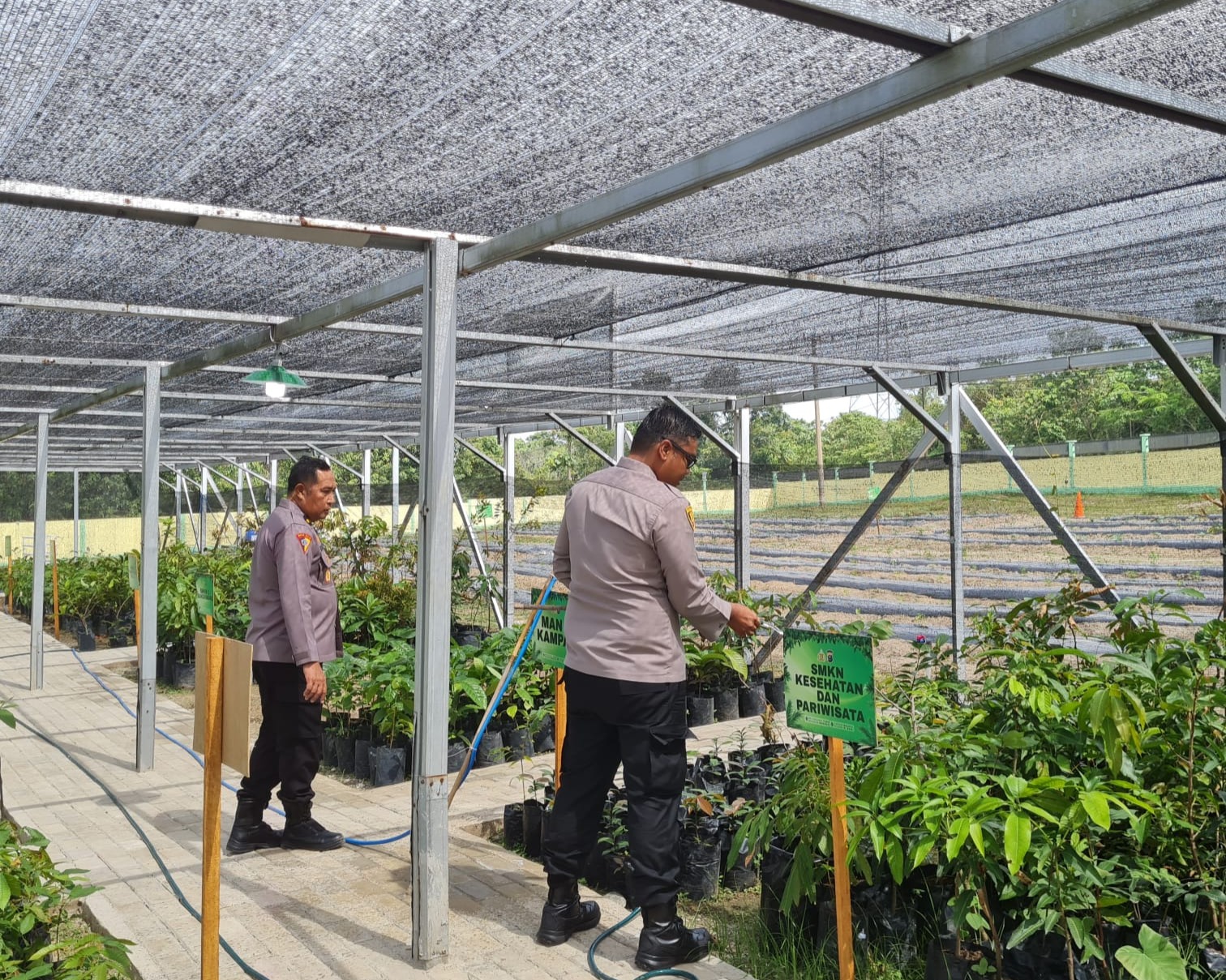 Sentuhan Tangan Kapolres Kampar Lestarikan Alam, Siram Bibit di Bank Pohon, Ajak Masyarakat Menanam Untuk Masa Depan