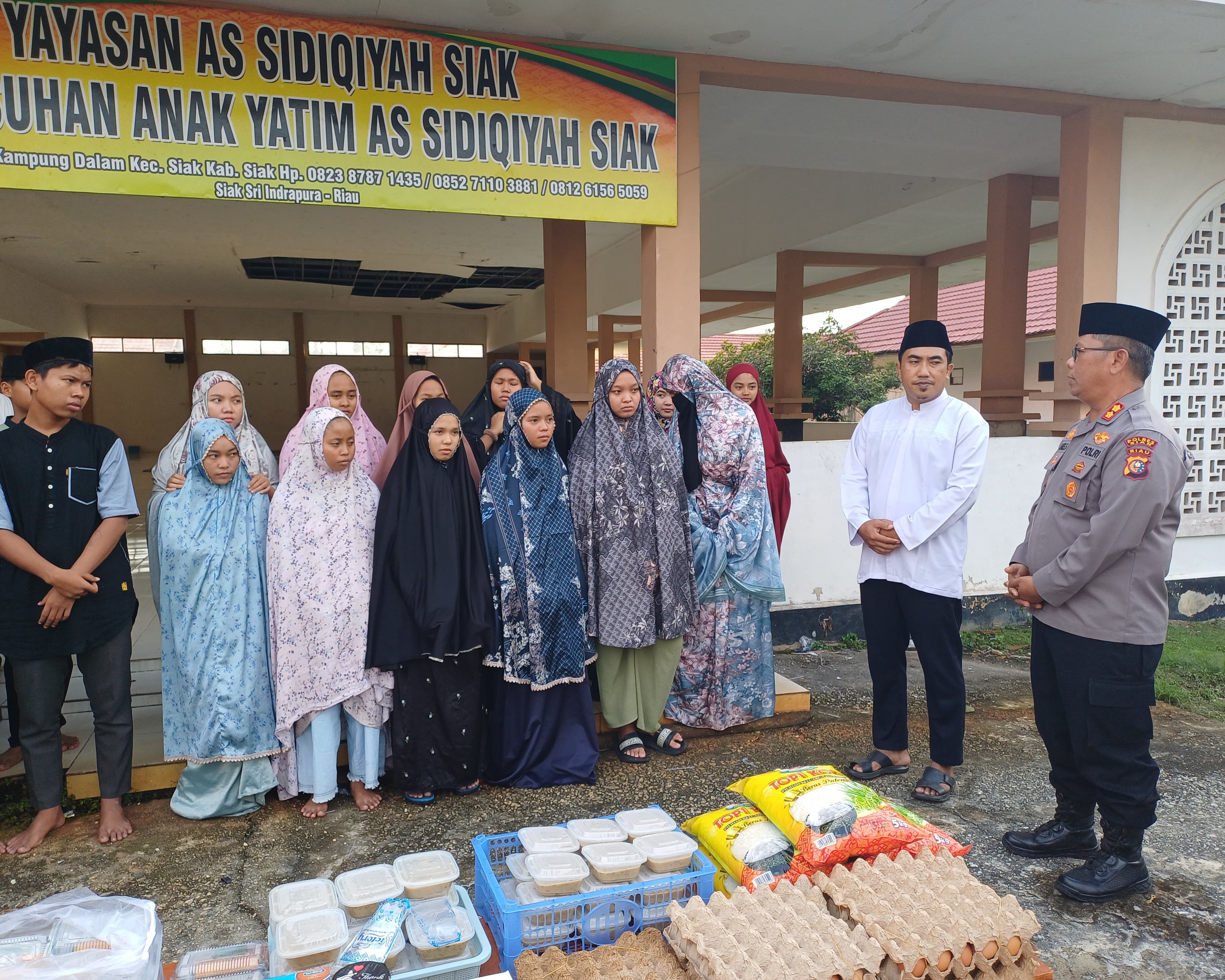 Polsek Siak Berbagi di Bulan Suci Ramadhan, 50 Paket Buka Puasa dan Sembako Disalurkan Ke Panti Asuhan