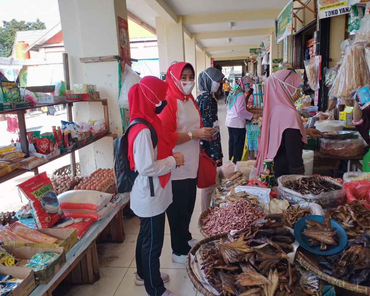 Kesbangpol Provinsi Riau Bagikan 1000 Masker Kepada Masyarakat di Pasar Tradisional Limapuluh