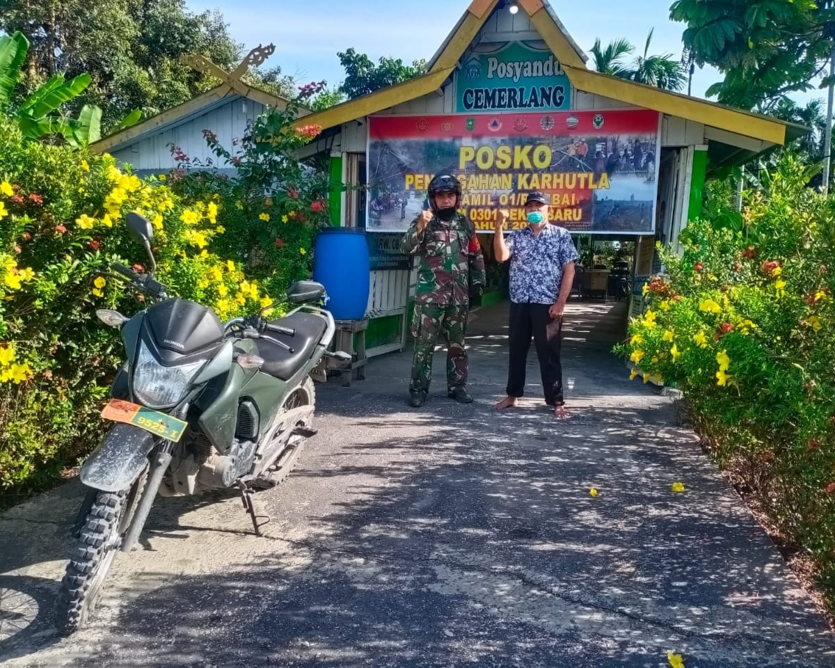 Babinsa Kodim 0301/PBR Sampaikan Himbauan Kepada Masyarakat Bahaya Karhutla