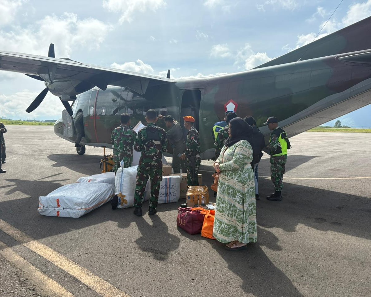 Terus Berlanjut Cassa Dan Hercules TNI AU Angkut 6.4 Ton Bansos Ke Bandara Rembele