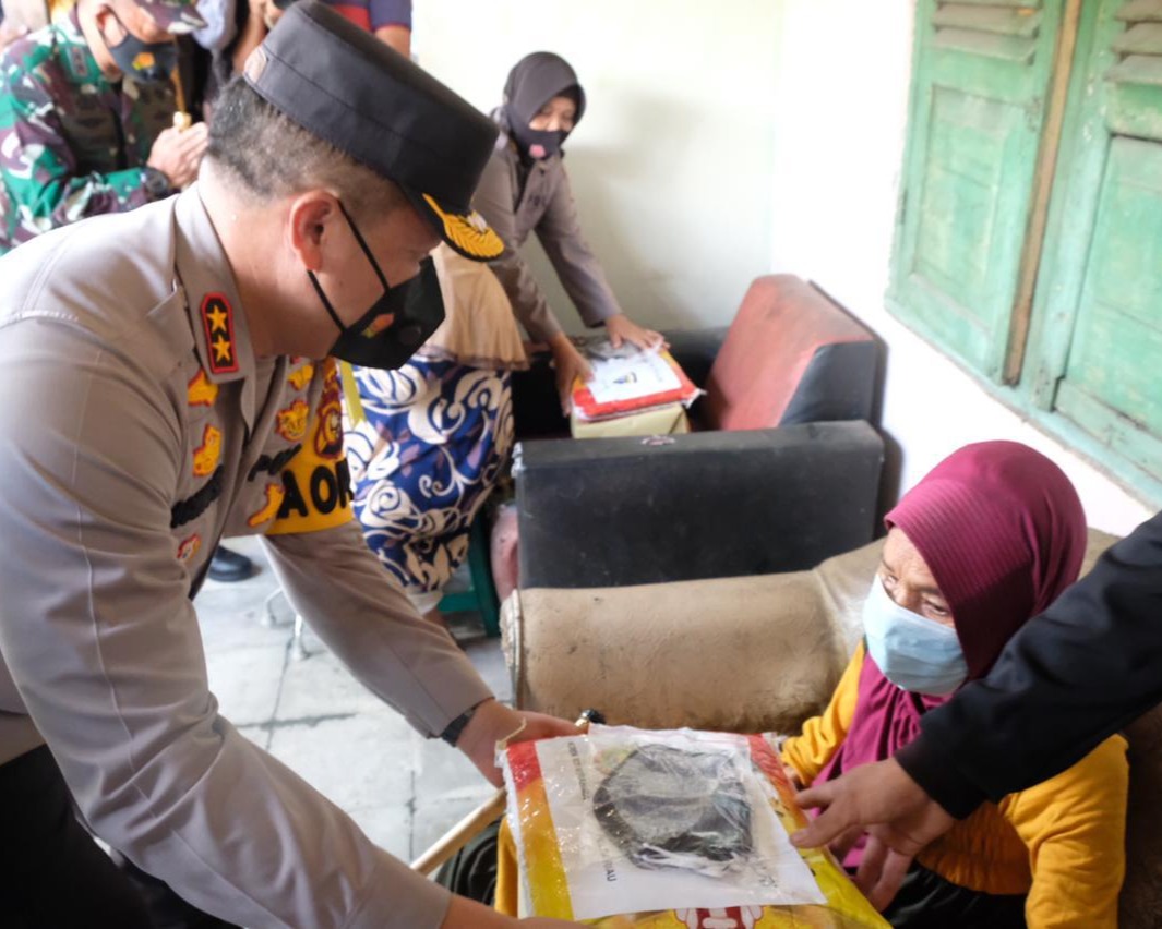 Kapolda Riau Bersama Pangdam I/BB Mengajak Gubri Adakan Kegiatan Peduli Masyarakat Cegah Covid-19, Bagikan 2 Ton Beras Dan 15.000 Masker