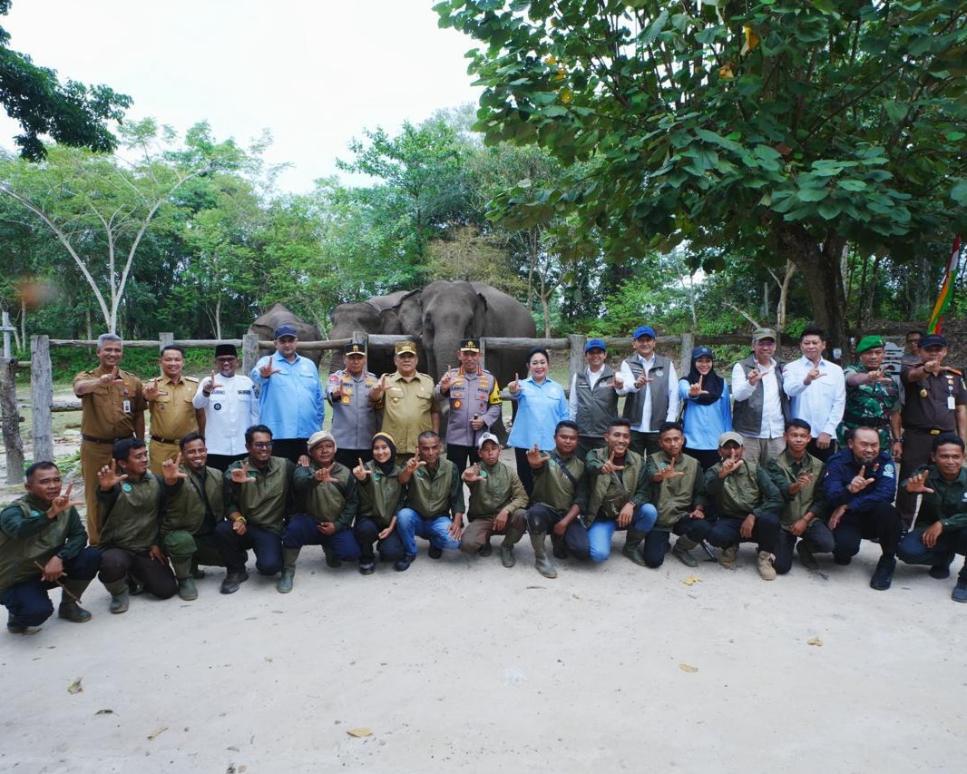 Kapolri Dan Titiek Soeharto Tinjau TNTN: Dukung Pelestarian Gajah hingga Tanam Pohon