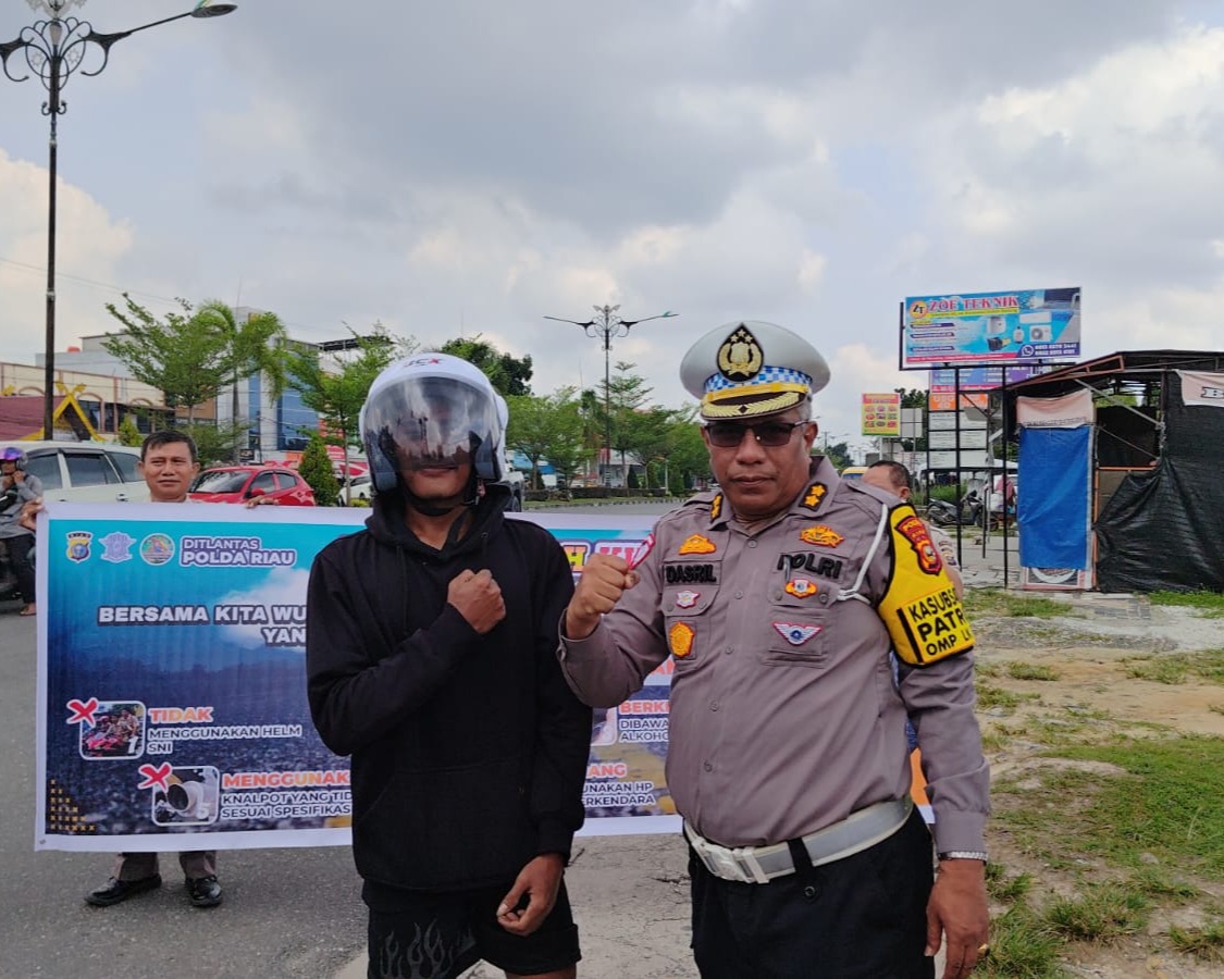 Tim Cooling System Ditlantas Polda Riau Edukasi Pengendara di Traffic Light Jalan Yos Sudarso Kota Pekanbaru