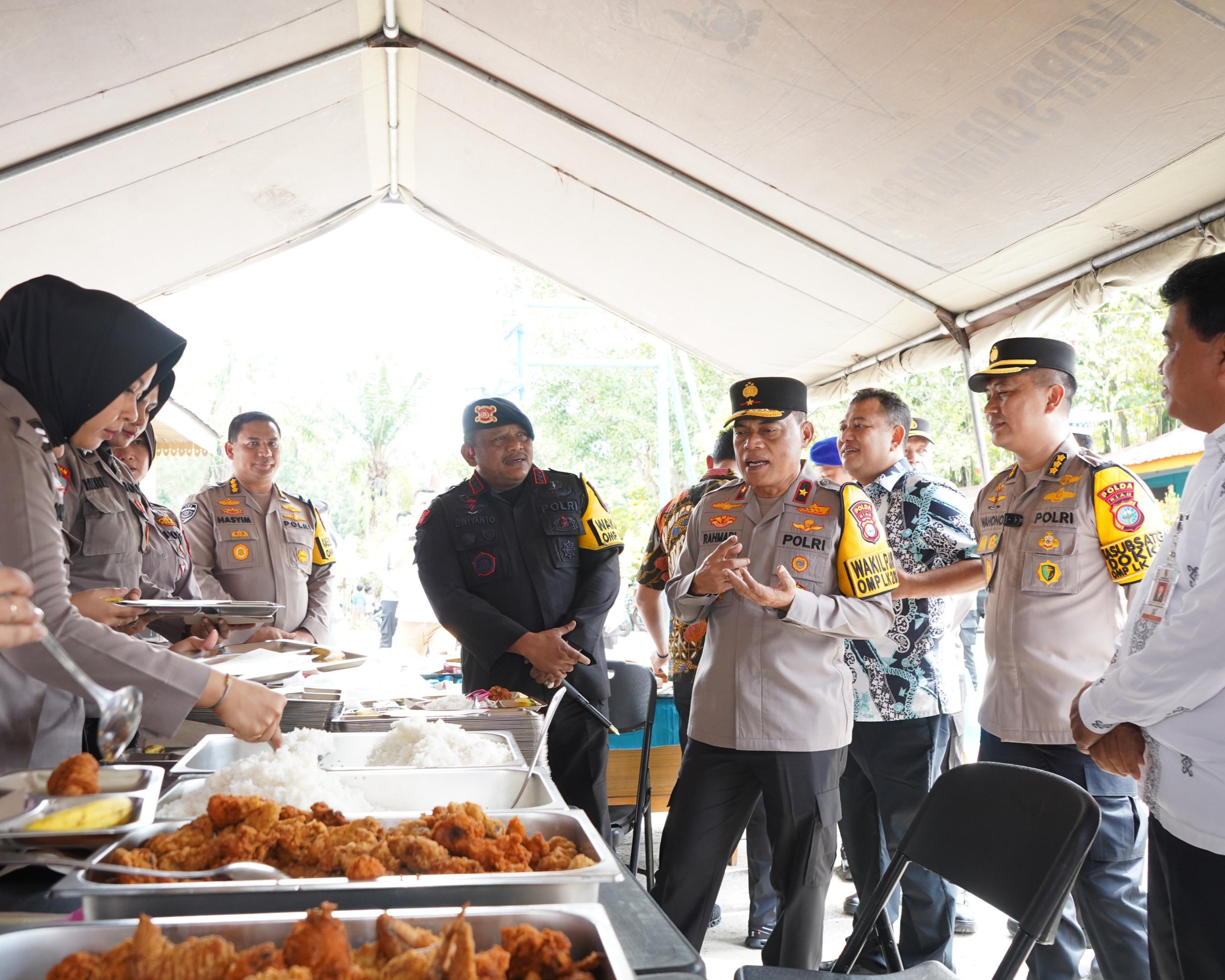 Lewat Makan Bergizi Gratis, Polda Riau Dukung Program Asta Cita Presiden RI Untuk Anak-Anak Sekolah SDN 08 dan 09 Rumbai