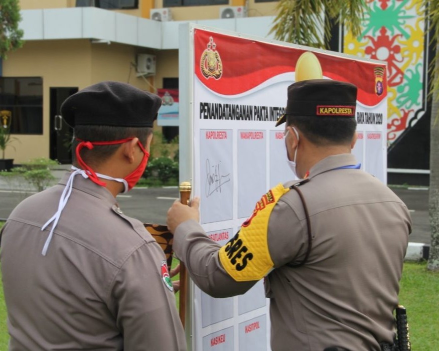 Kapolres Palangka Raya Pimpin Langsung Apel Pagi dan Menggelar Penandatanganan Pakta Integritas Anti Narkoba