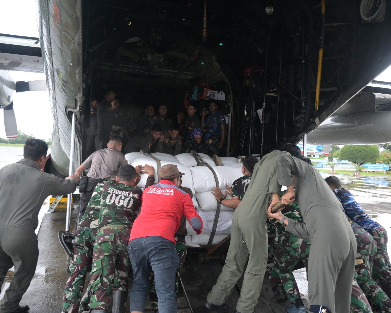 Hercules TNI AU Terobos Cuaca Buruk, 27,6 Ton Bansos dan Warga Terisolasi Dievakuasi