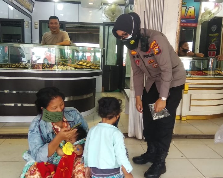 Polsek Bukit Raya Bagikan Masker Kepada Pedagang dan Pengunjung Pasar Pagi Arengka