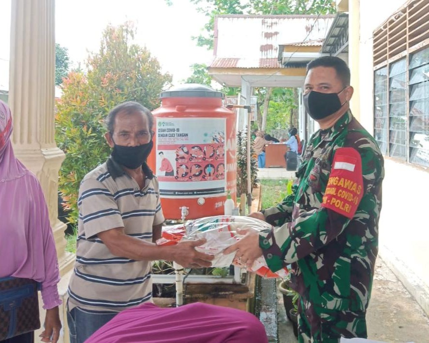 Babinsa Kodim 0301/PBR Memonitor Penyaluran BST di Kantor Lurah Lembah Damai