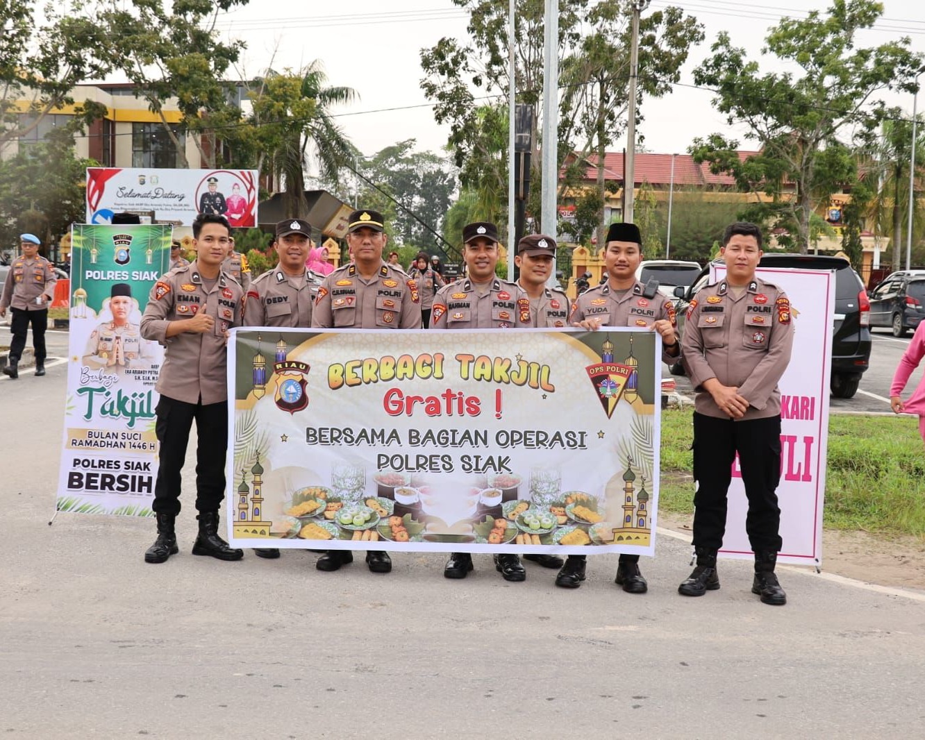 Polres Siak Gelar Kegiatan Berbagi Takjil Dalam Rangka Operasi Tertib Ramadan Lancang Kuning - 2025