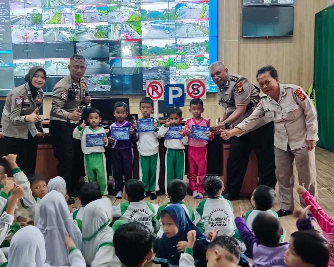Polisi Sahabat Anak, Ditlantas Polda Riau Tanamkan Tertib Lalu Lintas Dan Cinta Lingkungan Sejak Usia Dini