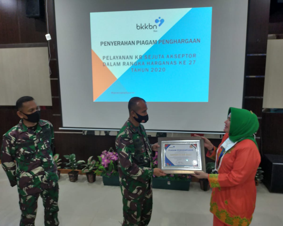 Dandim 0301/PBR Terima Penghargaan Harganas Ke-27 Tahun 2020 Dari BKKBN Pusat