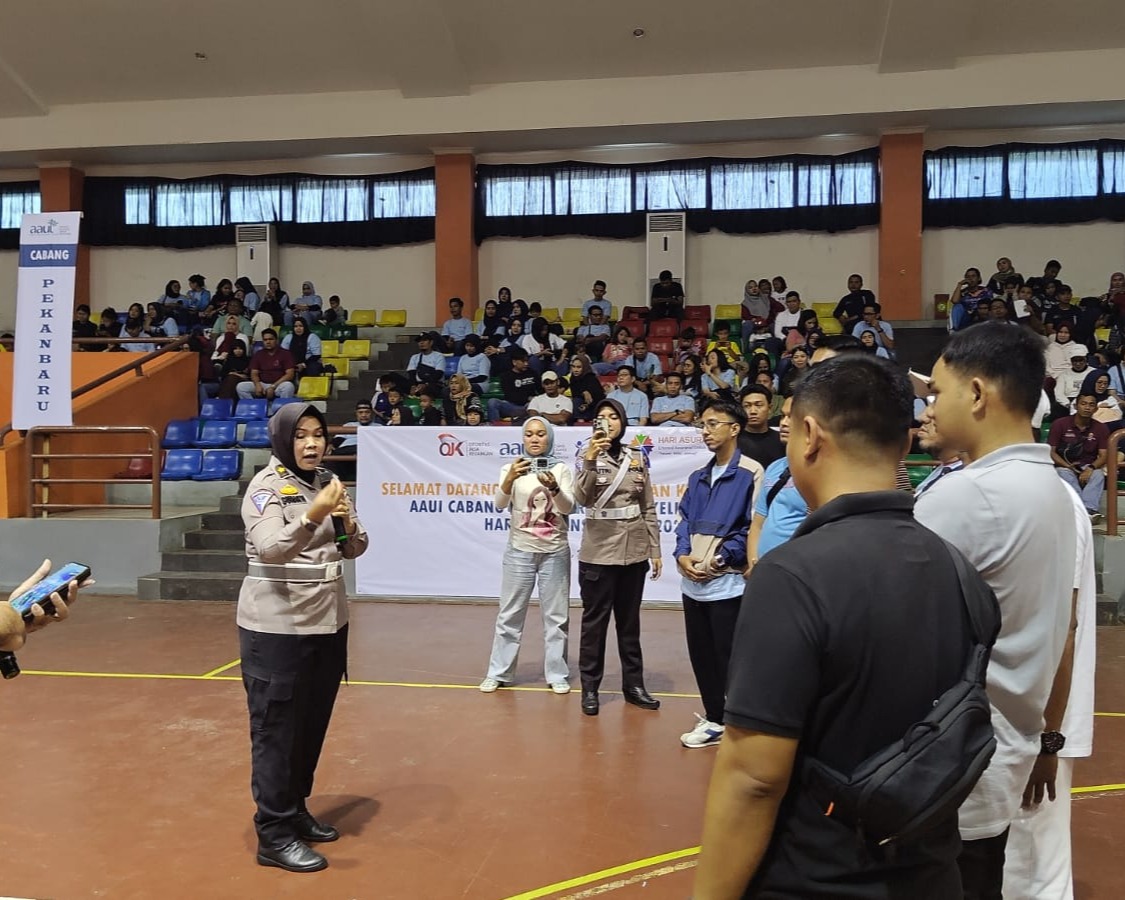 Tim Cooling System Ditlantas Polda Riau Berikan Edukasi Kepada Masyarakat Tertib Berlalu Lintas Dalam Sempena Giat Hari Asuransi 2024