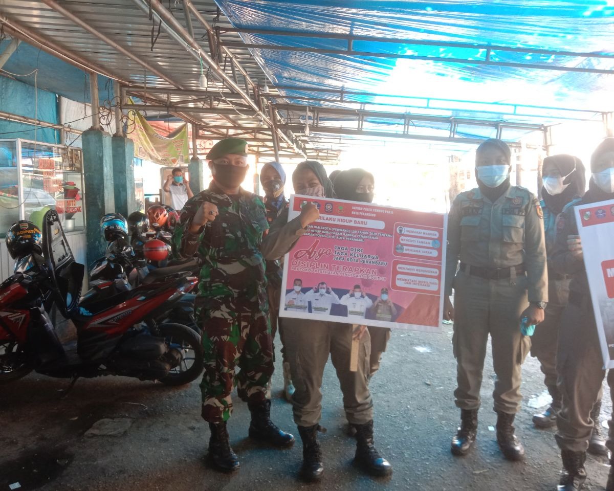 Babinsa Kodim 0301/PBR Bersama Personil Satpol PP Kota Bagikan Masker Kepada Pengunjung dan Pedagang di Pasar Kodim