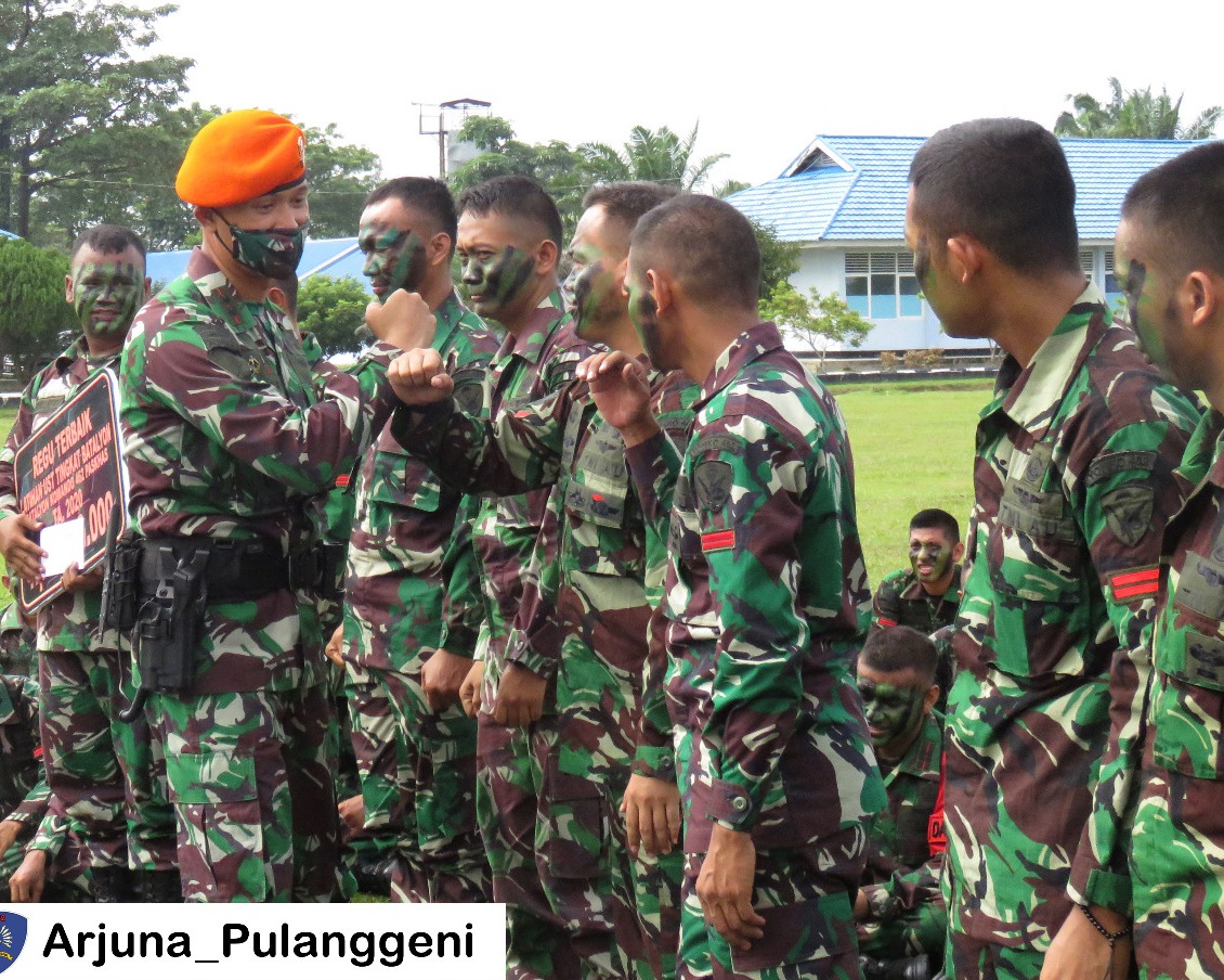 Danyonko 462 Paskhas Berikan Penghargaan Kepada Regu Terbaik Dalam Latihan Uji Siap Tempur Yonko TA 2020