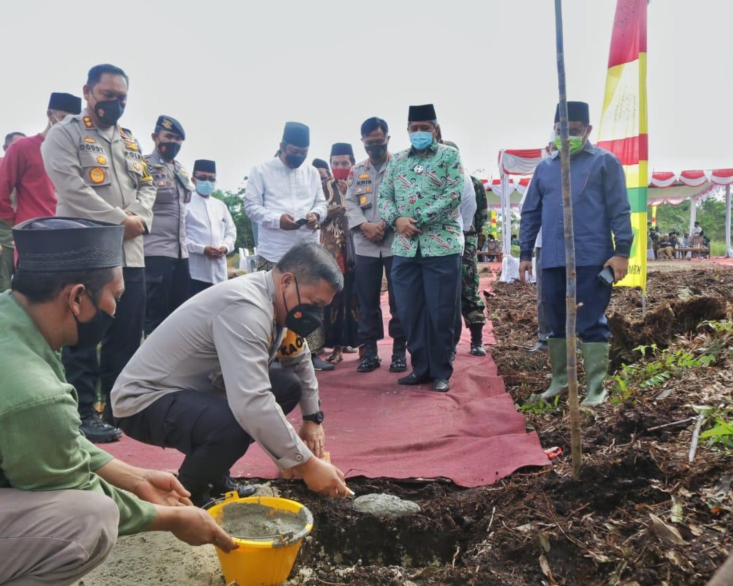 Kapolda Riau Melakukan Peletakkan Batu Pertama Pembangunan 2 Ponpes di Kabupaten Siak