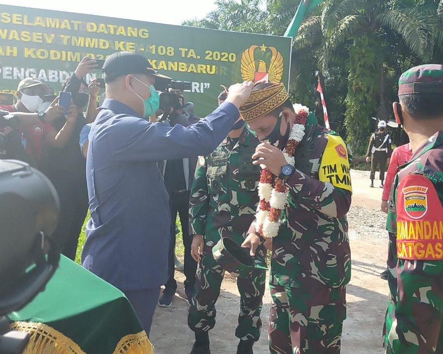 Waaster Kasad Bidang Ren dan Puanter Tiba Di Posko TMMD Ke-108 Kodim 0301/PBR Disambut Hangat Dengan Prosesi Pencak Silat dan Pengalungan Bunga Serta Pemasangan Tanjak