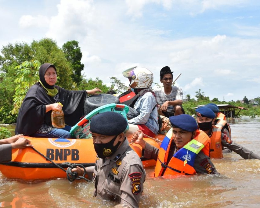 Banjir di Kota Pekanbaru, Personil Brimob Polda Riau Hadir Bantu Evakuasi Warga