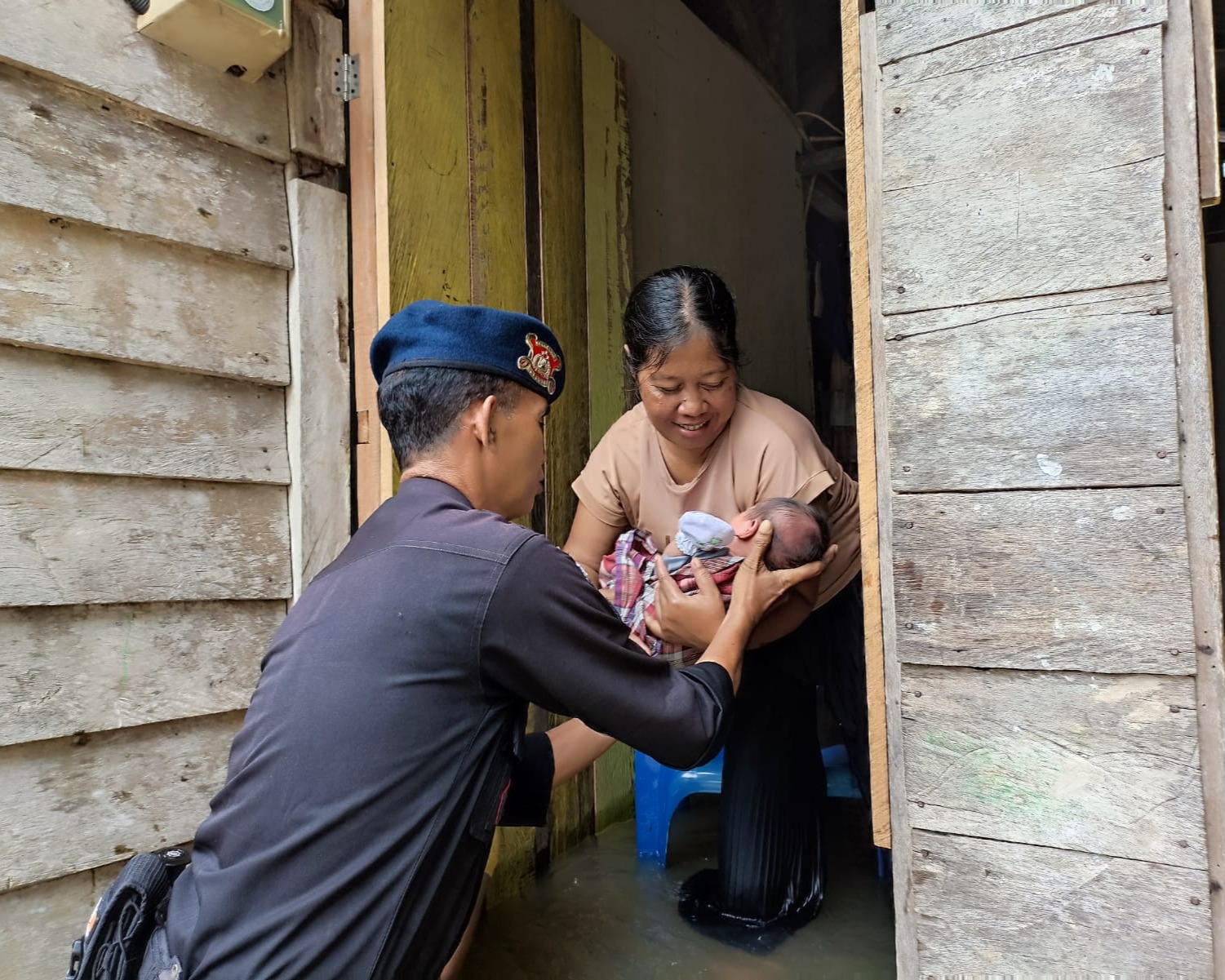 Tim SAR Batalyon C Pelopor Satuan Brimob Polda Riau Bantu Evakuasi Warga Terdampak Banjir di Desa Penyaguan