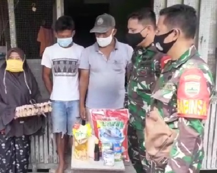 Personil Babinsa Kodim 0301/PBR Laksanakan Bhakti Sosial Bagikan Sembako Bagi Warga Kelurahan Meranti Pandak