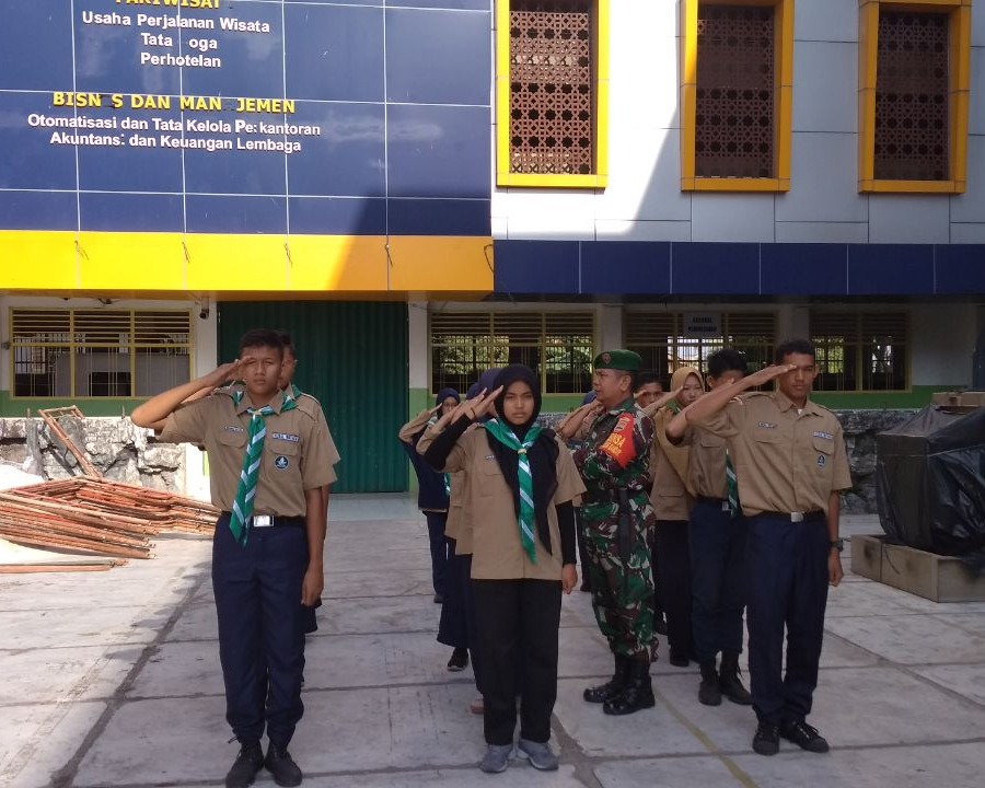 Tanamkan Sikap Disiplin, Babinsa Kodim 0301/Pekanbaru Melatih Murid Hizbul Wathan SMK Muhammadiyah Satu Pekanbaru