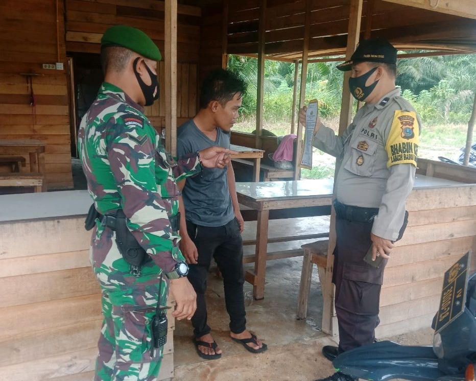 Babinsa Kodim 0301/Pekanbaru Bersama Bhabinkamtibmas Laksanakan Sosialisasi dan Patroli Pencegahan Karhutla