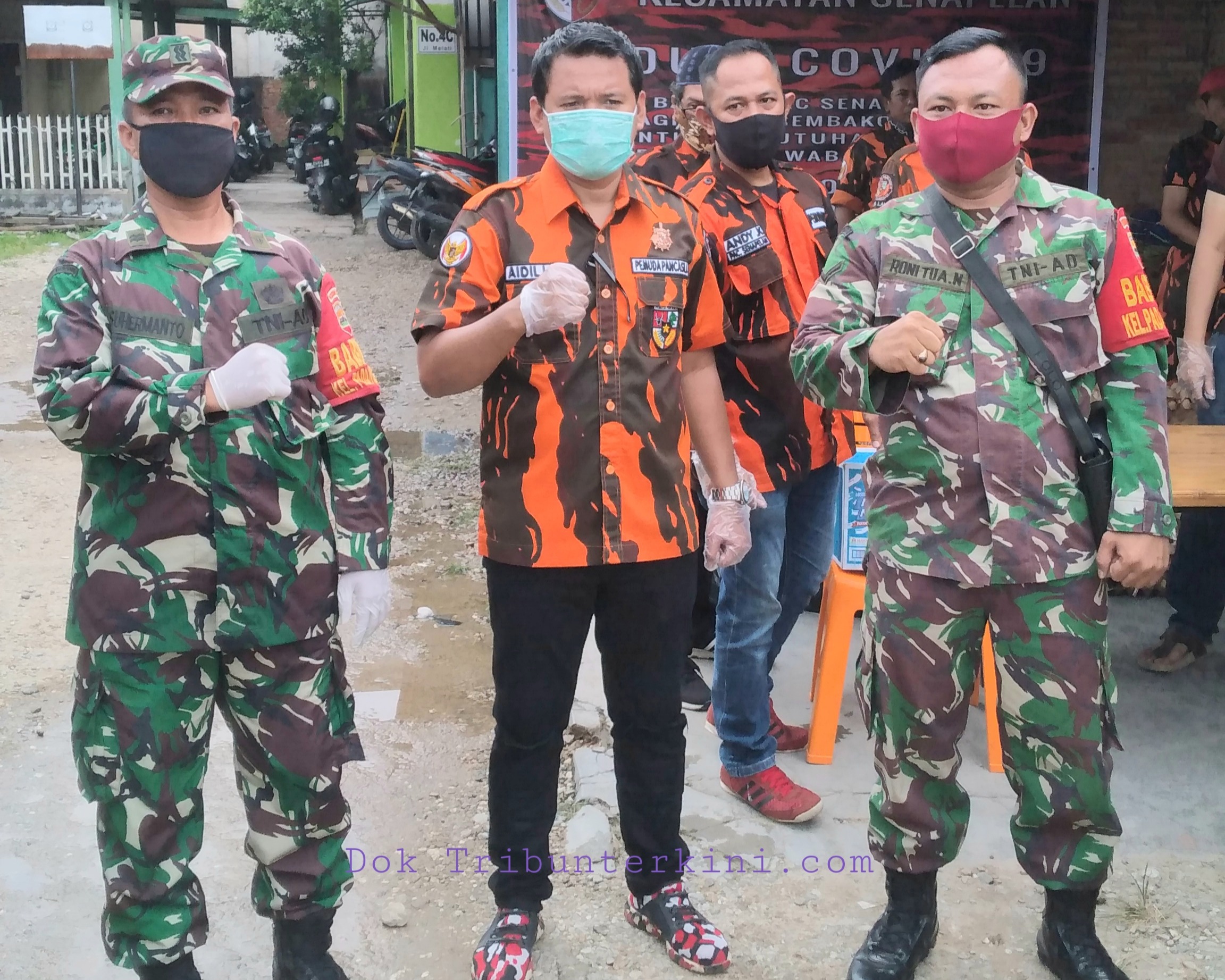 PAC Pemuda Pancasila Senapelan dan Babinsa Kodim 0301/Pekanbaru Bagikan Paket Sembako Kepada Warga Yang Terdampak Wabah Pandemi Covid-19