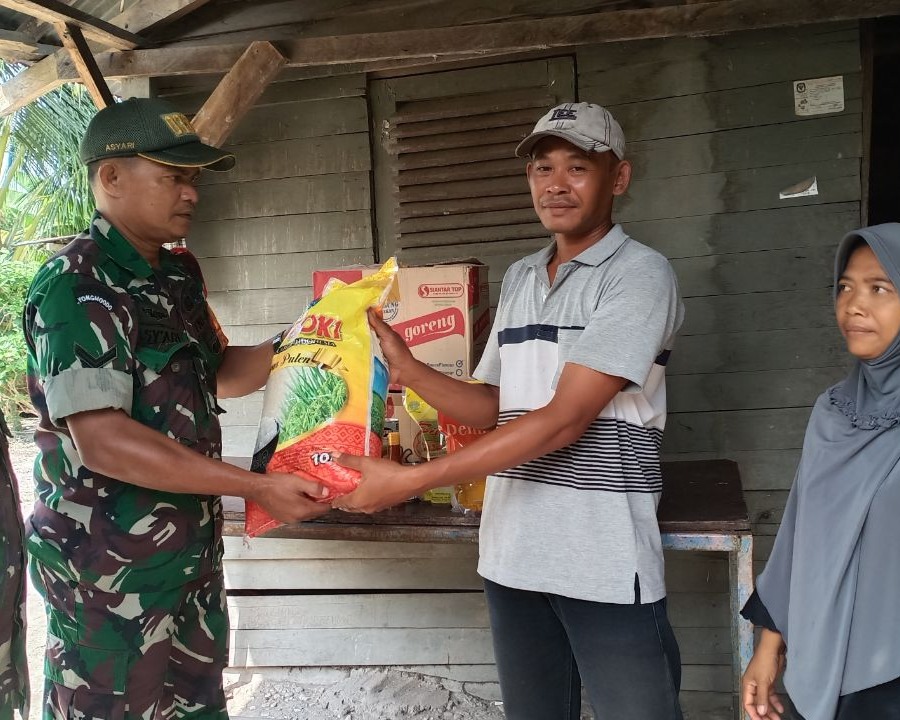 Babinsa Kodim 0301/Pekanbaru Memberikan Bantuan Sembako Kepada Warga Kurang Mampu