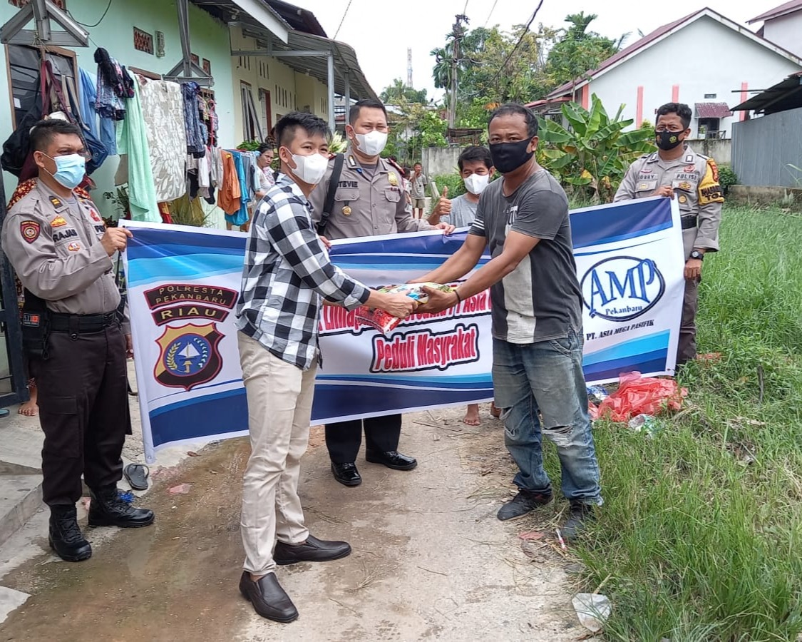 Peringati Hari Sumpah Pemuda Ke-93 Tahun 2021, Polsek Limapuluh Bersama PT Asia Mega Pasifik Peduli Kaum Disabilitas dan Warga Terdampak Banjir