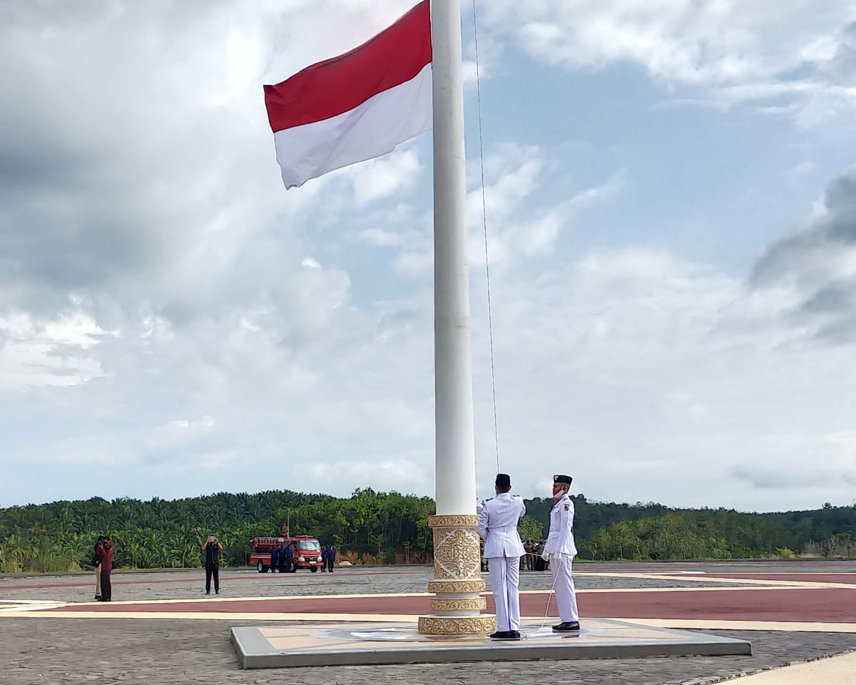 Dandim 0301/PBR Hadiri Upacara Bendera HUT RI Ke-75 Di Kantor Walikota Pekanbaru Dengan Menerapkan Protokol Kesehatan 
