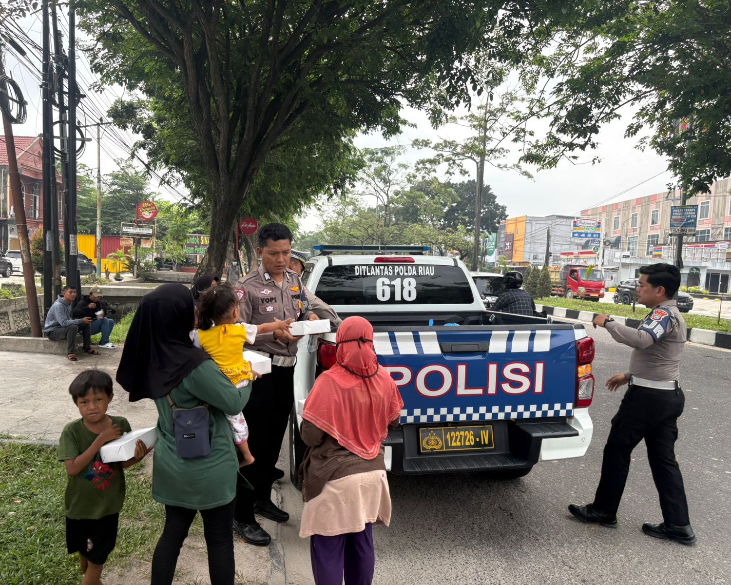 Program Jumat Barokah Ditlantas Polda Riau Bagikan Ratusan Paket Nasi Kotak