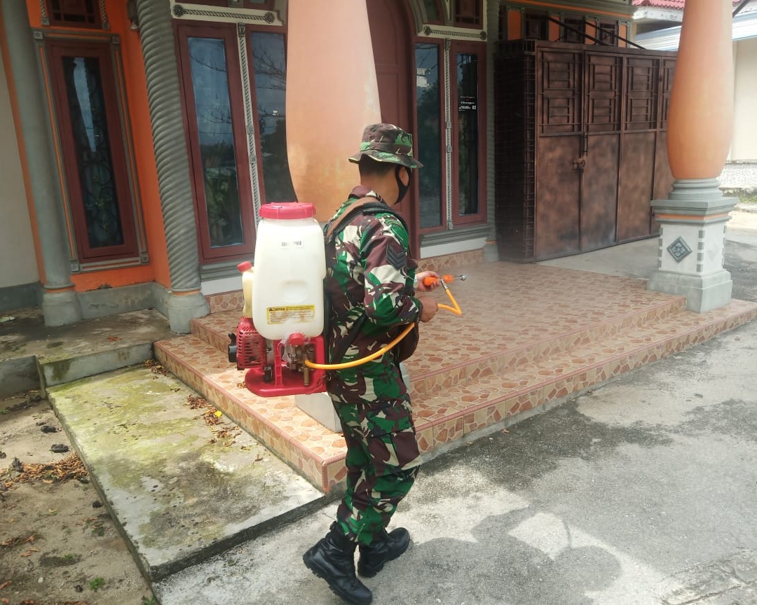 Babinsa Kodim 0301/PBR Laksanakan Penyemprotan Disinfektan Dalam Memberantas Penyebaran Covid-19