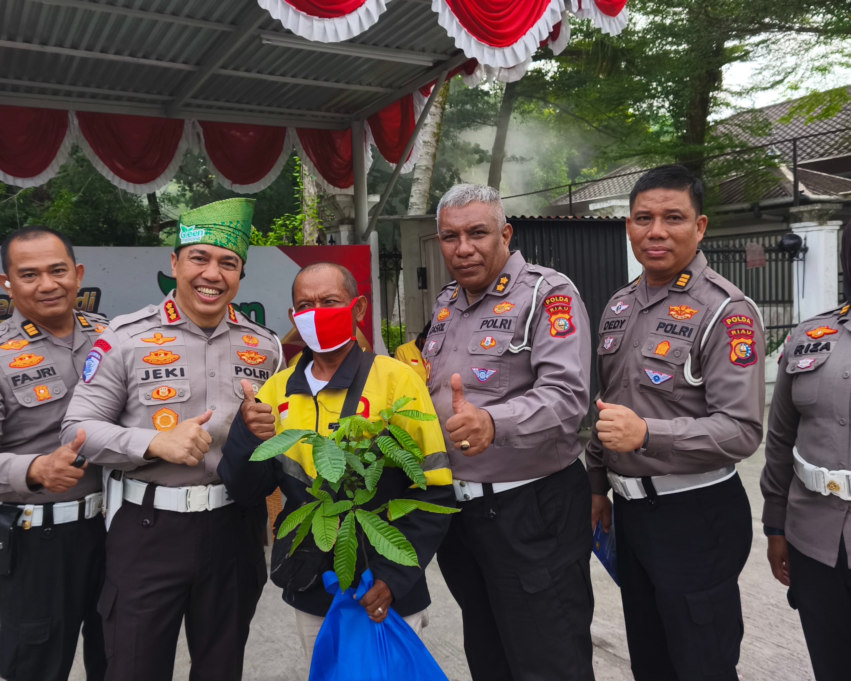 Dari Helm SNI Hingga Bibit Pohon, Polantas Karib Tebar Berkah Bersama Ojol Pekanbaru