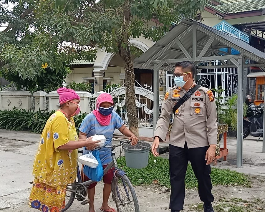 Kapolsek Sukajadi Beserta Personil Laksanakan Giat Jumat Barokah, Bagikan 30 Kotak Serapan Pagi Kepada Warga Yang Melintas di Jalan Rajawali Depan Cafe AW
