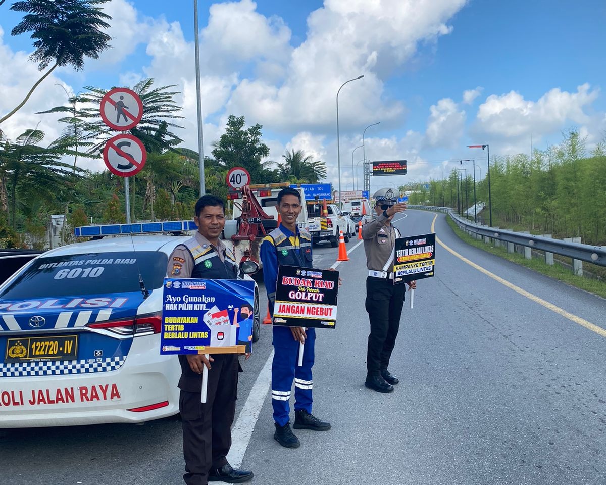 Tekan Fatalitas Di Jalan Tol, Begini Cara Unik Satuan PJR Ditlantas Polda Riau Ajak Pengendara Tertib Berlalu Lintas dan Anti Hoax